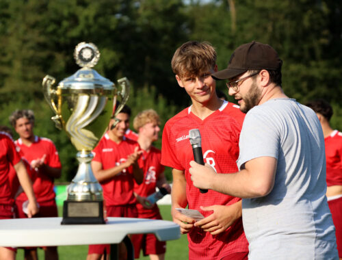 Florian Gash vom SG Oberbiel 1 übergibt den Pokal an Ole Hoerr vom SC Waldgirmes 1929