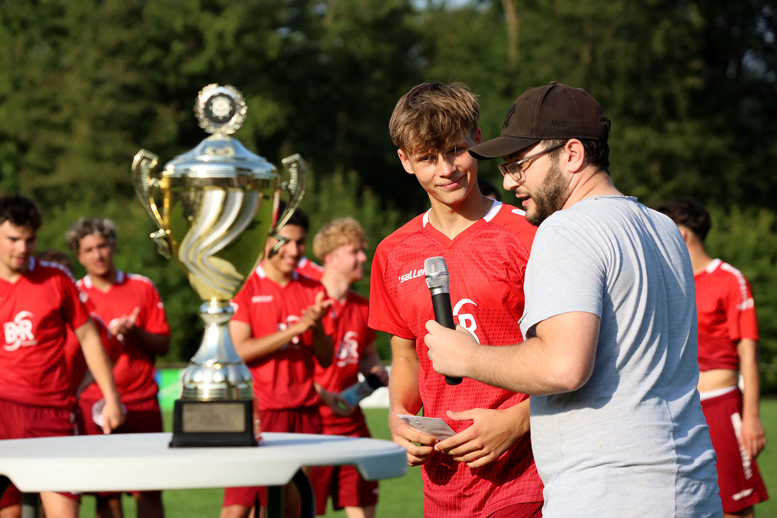 Florian Gash vom SG Oberbiel 1 übergibt den Pokal an Ole Hoerr vom SC Waldgirmes 1929