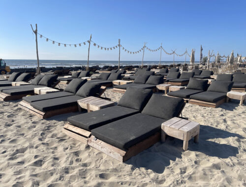 Sonnenliegen am Strand